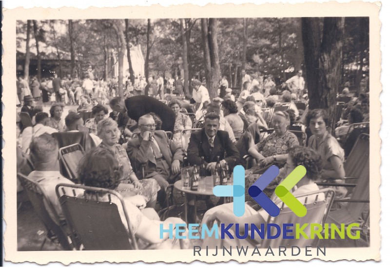 De Efteling Dina Damen en dhr.mevr. Boerboom .... .. Pastoor... Miets Kuppens Pastoor Coll. HKR F000003